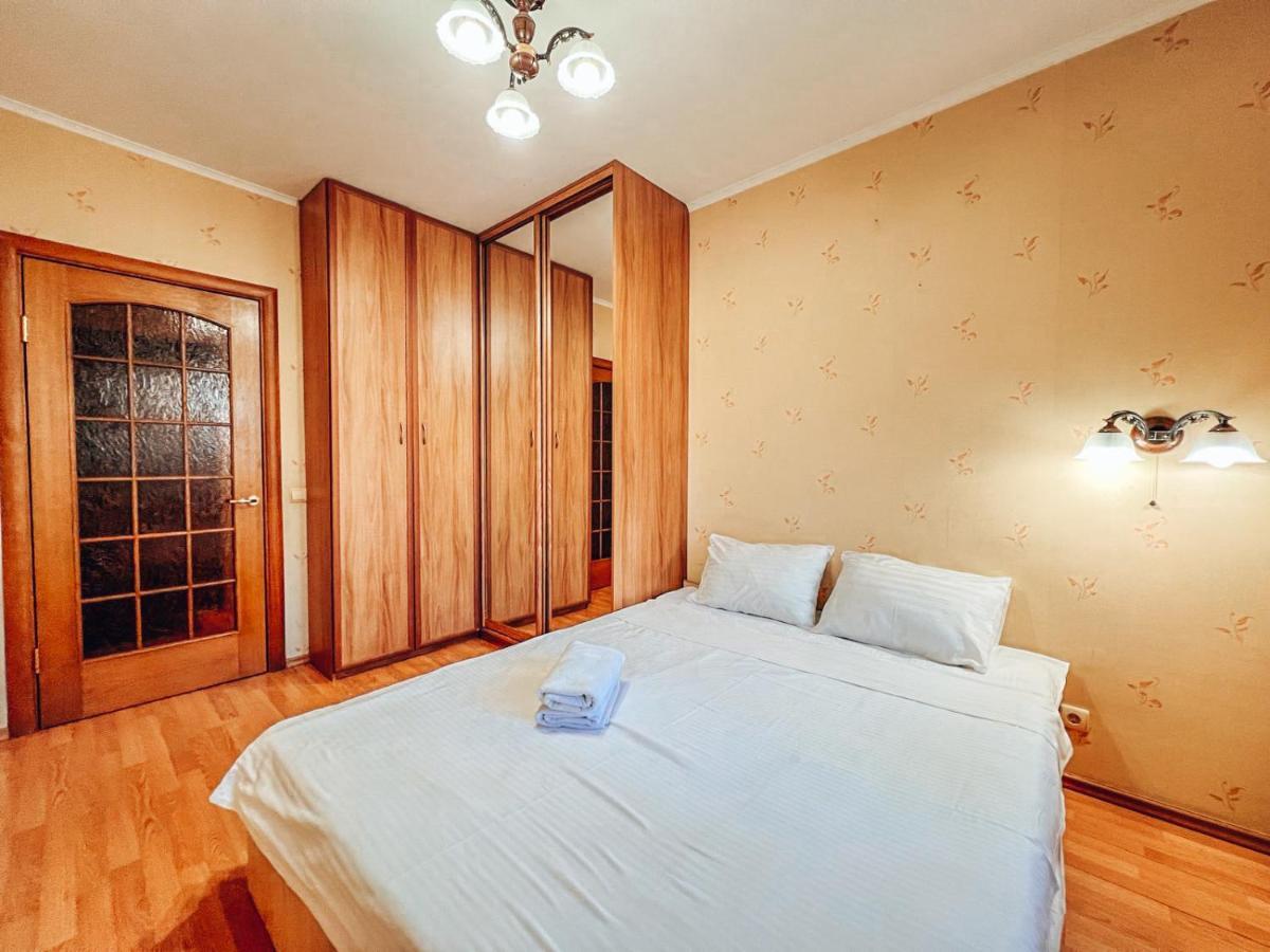 Apartments Near The Exhibition Centre Kiev Esterno foto