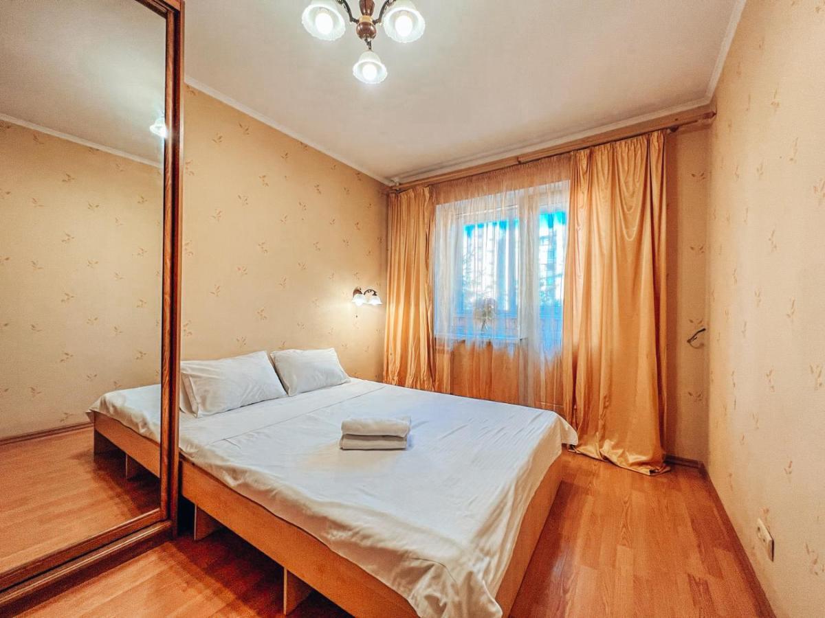 Apartments Near The Exhibition Centre Kiev Esterno foto